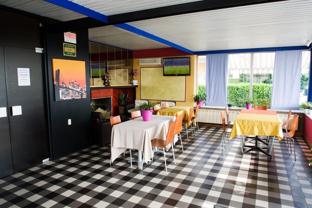 Hotel Maria Luisago Buitenkant foto